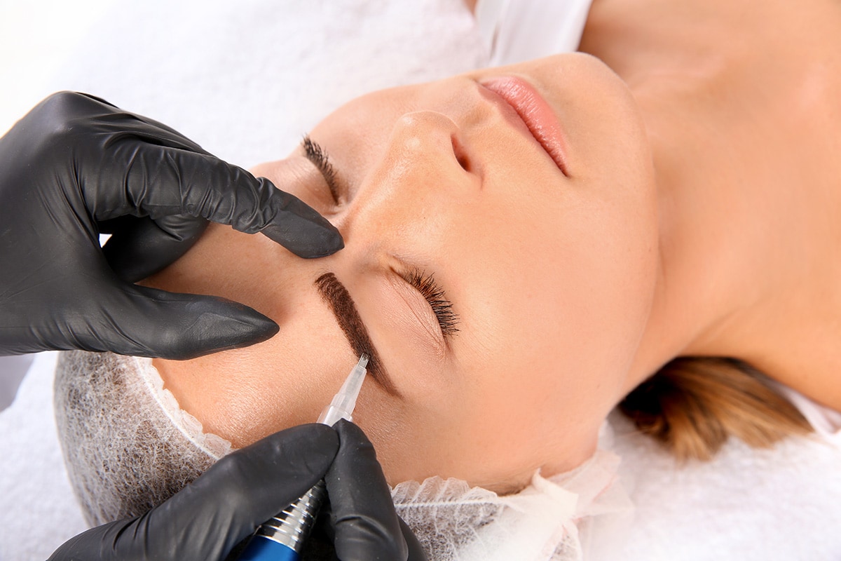 Microblading-Behandlung der Augenbrauen im Kosmetikstudio in Heidelberg